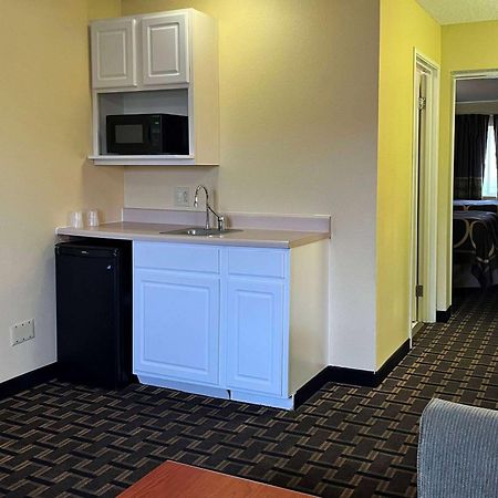 Super 8 By Wyndham Indianapolis/Ne/Castleton Area Hotell Eksteriør bilde