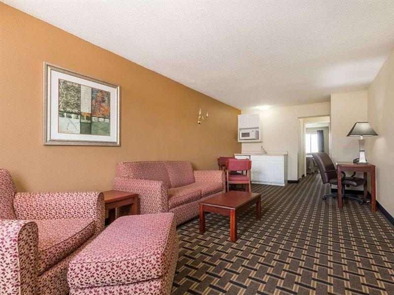 Super 8 By Wyndham Indianapolis/Ne/Castleton Area Hotell Eksteriør bilde