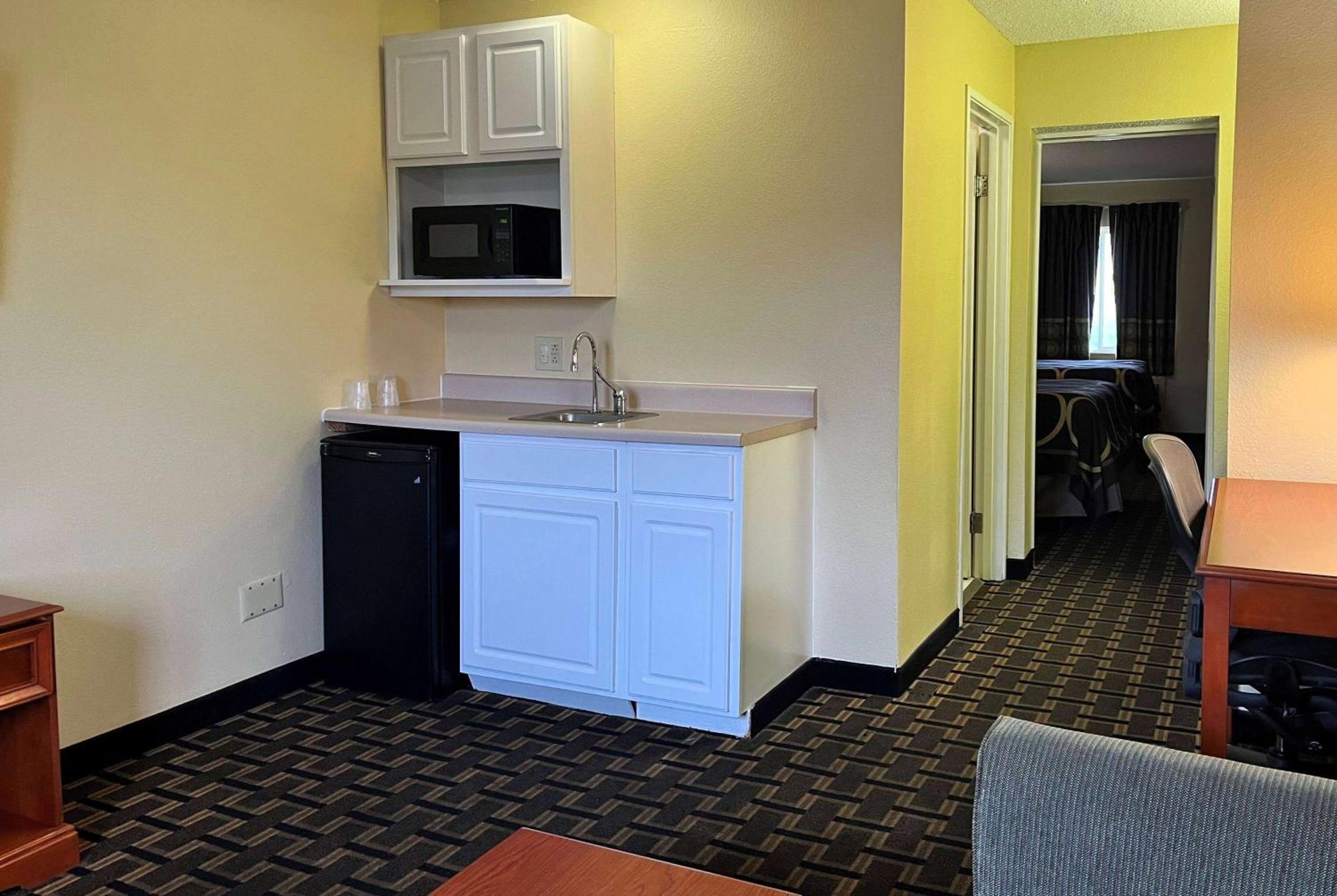 Super 8 By Wyndham Indianapolis/Ne/Castleton Area Hotell Eksteriør bilde